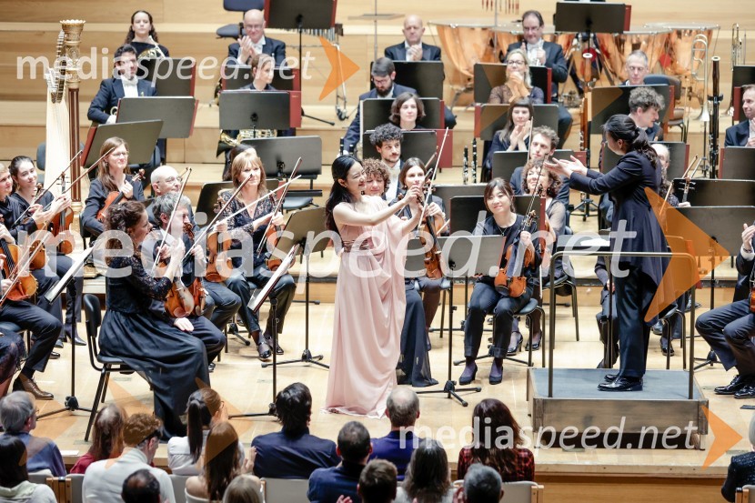  Bomsori Kim, violinistka;  Shiyeon Sung, dirigentkaSimfonični orkester iz Antwerpna, koncert v Cankarjevem domu