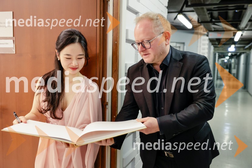  Darinka Pavlič Kamien, strokovnjakinja za komuniciranje; mag. Aleš Drenik, vodja programa resne glasbe, opere in balet, Cankarjev domSimfonični orkester iz Antwerpna, koncert v Cankarjevem domu