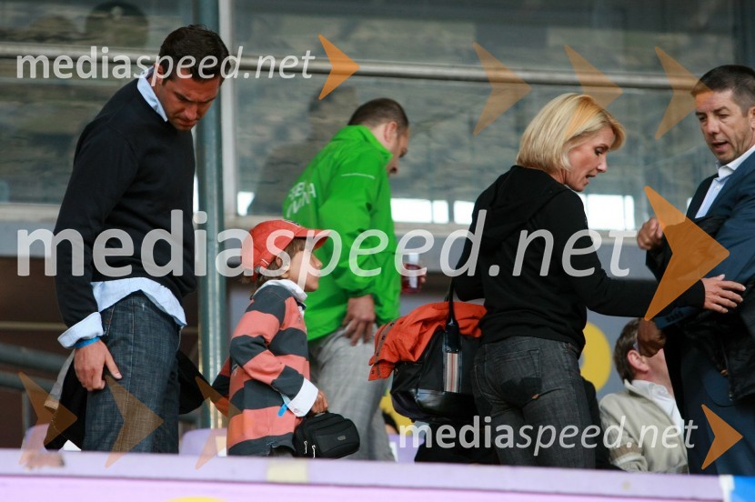 Roman Horvat, direktor in lastnik agencije Escape, mag. Simona Dimic, vodja kabineta predsednika vlade RS in sinNogometna tekma, Superpokal 2009, NK Maribor:NK Interblock