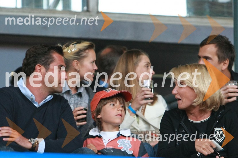 Roman Horvat, direktor in lastnik agencije Escape, mag. Simona Dimic, vodja kabineta predsednika vlade RS in sinNogometna tekma, Superpokal 2009, NK Maribor:NK Interblock