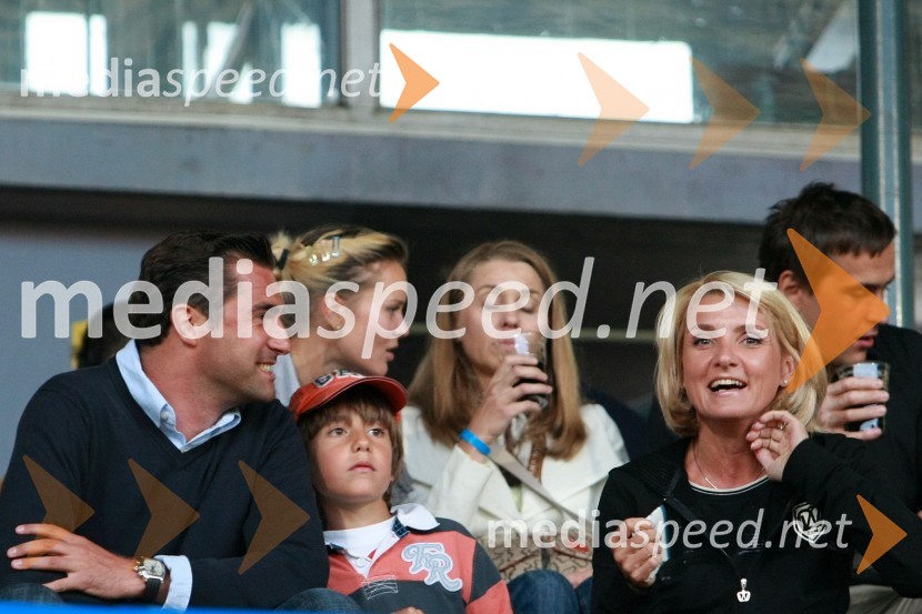 Roman Horvat, direktor in lastnik agencije Escape, mag. Simona Dimic, vodja kabineta predsednika vlade RS in sinNogometna tekma, Superpokal 2009, NK Maribor:NK Interblock
