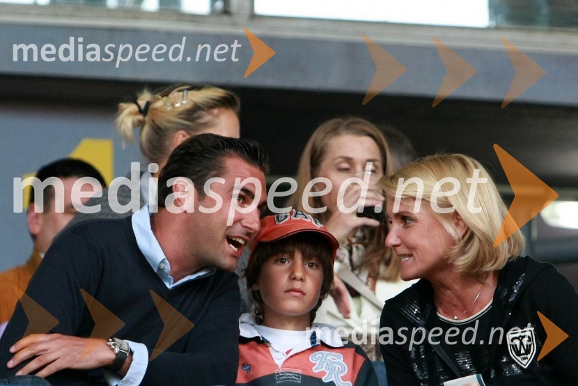 Roman Horvat, direktor in lastnik agencije Escape, mag. Simona Dimic, vodja kabineta predsednika vlade RS in sinNogometna tekma, Superpokal 2009, NK Maribor:NK Interblock