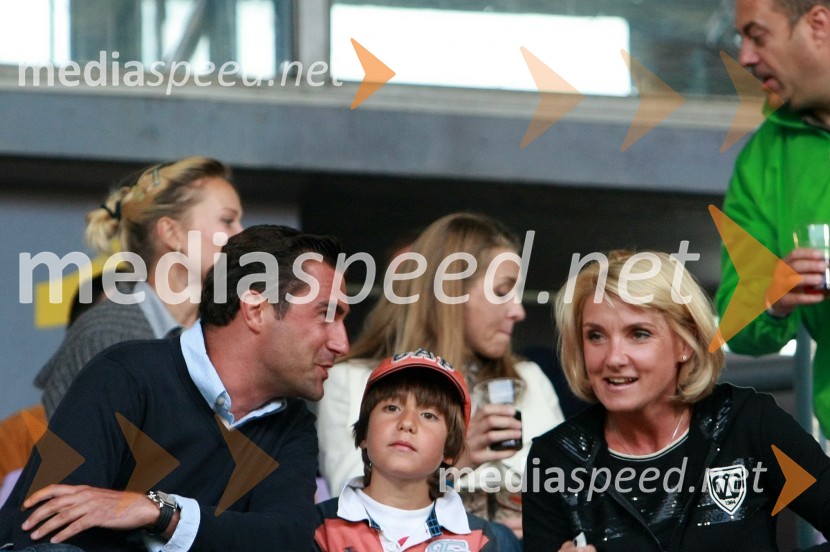 Roman Horvat, direktor in lastnik agencije Escape, mag. Simona Dimic, vodja kabineta predsednika vlade RS in sinNogometna tekma, Superpokal 2009, NK Maribor:NK Interblock
