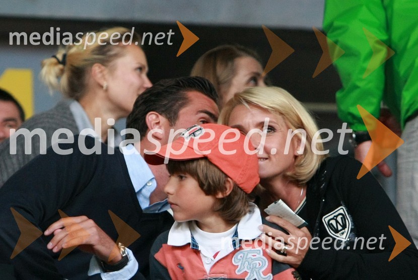 Roman Horvat, direktor in lastnik agencije Escape, mag. Simona Dimic, vodja kabineta predsednika vlade RS in sinNogometna tekma, Superpokal 2009, NK Maribor:NK Interblock