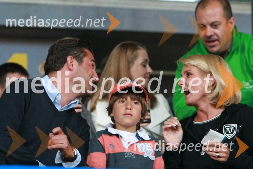 Roman Horvat, direktor in lastnik agencije Escape, mag. Simona Dimic, vodja kabineta predsednika vlade RS in sinNogometna tekma, Superpokal 2009, NK Maribor:NK Interblock