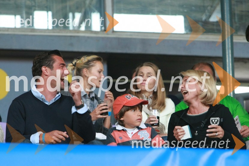 Roman Horvat, direktor in lastnik agencije Escape, mag. Simona Dimic, vodja kabineta predsednika vlade RS in sinNogometna tekma, Superpokal 2009, NK Maribor:NK Interblock