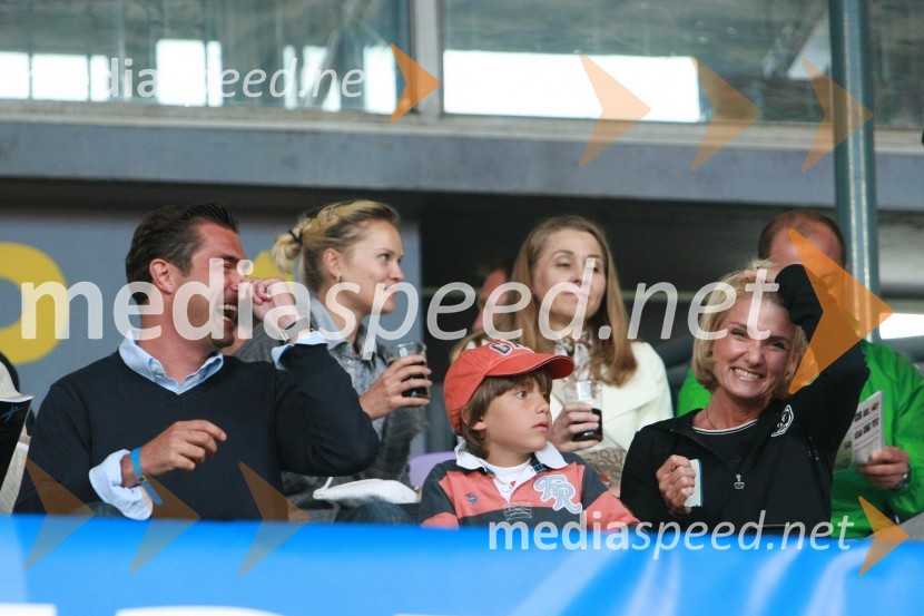 Roman Horvat, direktor in lastnik agencije Escape, mag. Simona Dimic, vodja kabineta predsednika vlade RS in sinNogometna tekma, Superpokal 2009, NK Maribor:NK Interblock