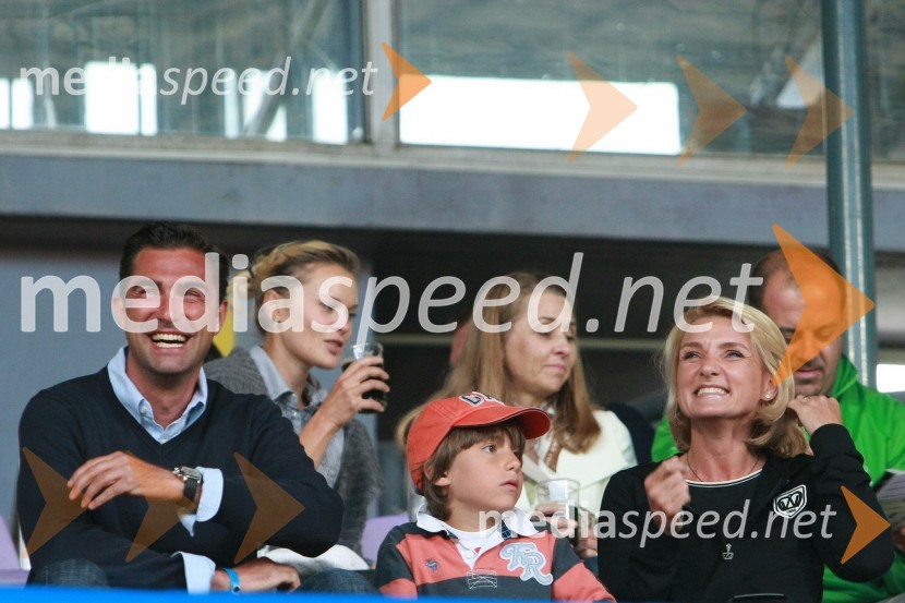 Roman Horvat, direktor in lastnik agencije Escape, mag. Simona Dimic, vodja kabineta predsednika vlade RS in sinNogometna tekma, Superpokal 2009, NK Maribor:NK Interblock