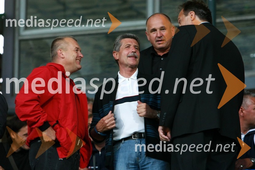 Franc Kangler, župan Mestne občine Maribor, Drago Cotar, predsednik uprave Zavarovalnice Maribor in predsednik NK Maribor, Milan Mikl, podžupan Mestne občine Maribor in Ivan Simič, predsednik Nogometne zveze SlovenijeNogometna tekma, Superpokal 2009, NK Maribor:NK Interblock