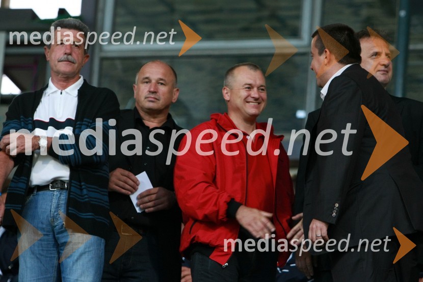 Drago Cotar, predsednik uprave Zavarovalnice Maribor in predsednik NK Maribor, Milan Mikl, podžupan Mestne občine Maribor, Franc Kangler, župan Mestne občine Maribor, Joc Pečečnik, lastnik podjetja Elektronček in predsednik NK Interblock in Ivan Simič, predsednik Nogometne zveze SlovenijeNogometna tekma, Superpokal 2009, NK Maribor:NK Interblock