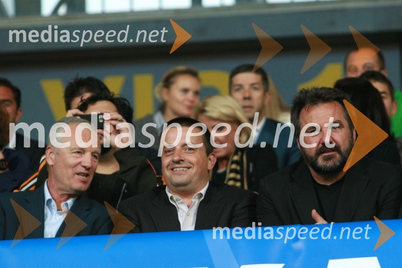 Branko Florjanič, predsednik Združenja nogometnih klubov 1. slovenske nogometne lige, Joc Pečečnik, lastnik podjetja Elektronček in predsednik NK Interblock in Stane Oražem, podpredsednik Združenja nogometnih klubov 1. slovenske nogometne ligeNogometna tekma, Superpokal 2009, NK Maribor:NK Interblock