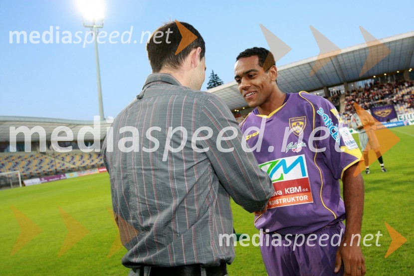 ... in Marcos Magno Morales Tavares, nogometaš NK Maribor ter najboljši igralec 1. slovenske nogometne lige v sezoni 2008/2009 po izboru članov Sindikata profesionalnih igralcev nogometa Slovenije (SPINS)Nogometna tekma, Superpokal 2009, NK Maribor:NK Interblock