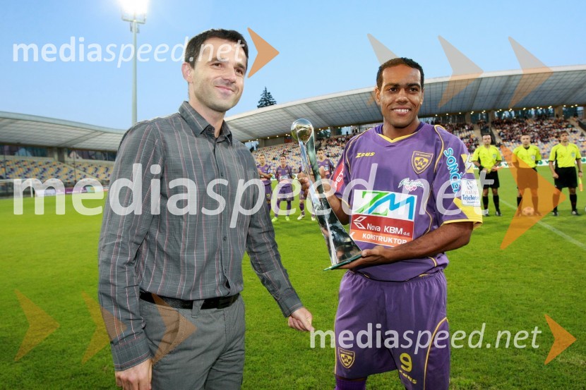 ... in Marcos Magno Morales Tavares, nogometaš NK Maribor ter najboljši igralec 1. slovenske nogometne lige v sezoni 2008/2009 po izboru članov Sindikata profesionalnih igralcev nogometa Slovenije (SPINS)Nogometna tekma, Superpokal 2009, NK Maribor:NK Interblock