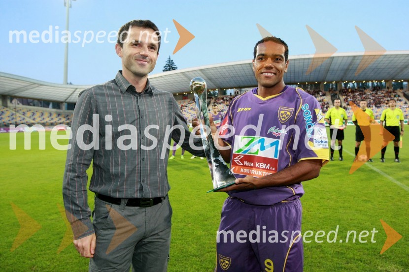 ... in Marcos Magno Morales Tavares, nogometaš NK Maribor ter najboljši igralec 1. slovenske nogometne lige v sezoni 2008/2009 po izboru članov Sindikata profesionalnih igralcev nogometa Slovenije (SPINS)Nogometna tekma, Superpokal 2009, NK Maribor:NK Interblock