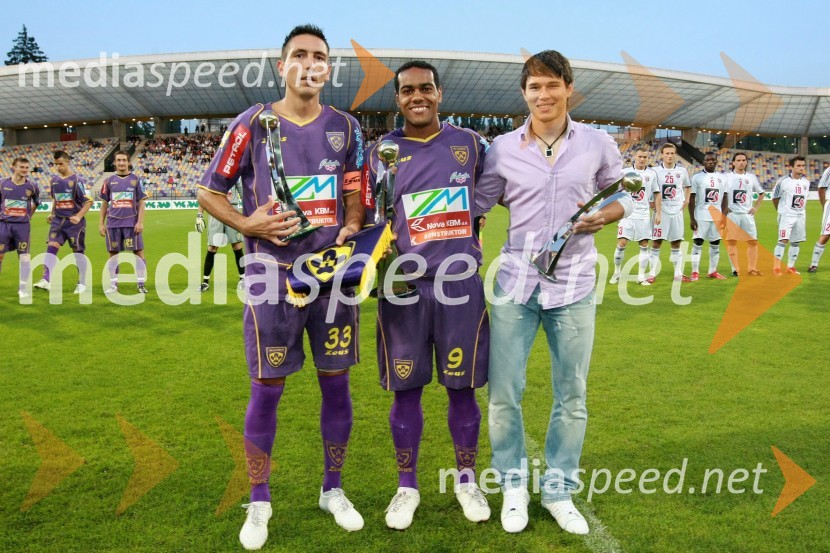 Zoran Pavlovič, nogometaš NK Maribor, Marcos Magno Morales Tavares, nogometaš NK Maribor in Etien Velikonja, nogometaš NK HIT Gorica, najboljši igralci 1. slovenske nogometne lige v sezoni 2008/2009 po izboru članov Sindikata profesionalnih igralcev nogometa Slovenije (SPINS)Nogometna tekma, Superpokal 2009, NK Maribor:NK Interblock