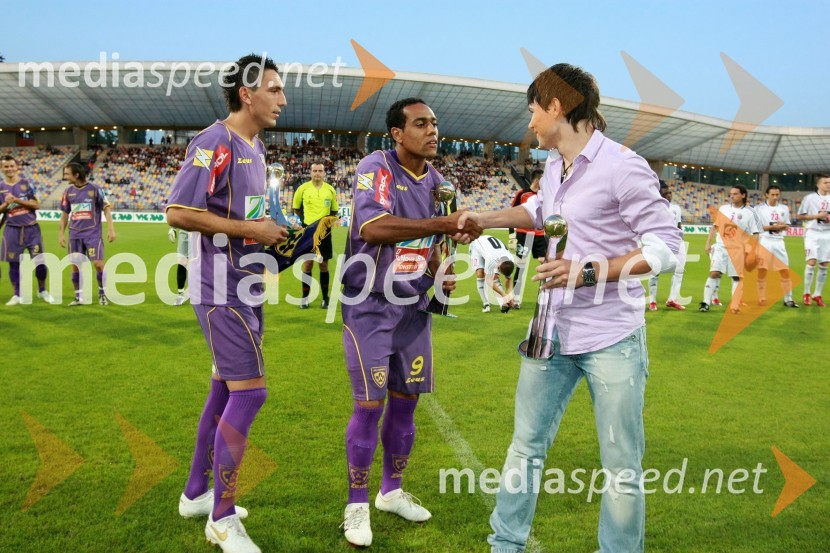 Zoran Pavlovič, nogometaš NK Maribor, Marcos Magno Morales Tavares, nogometaš NK Maribor in Etien Velikonja, nogometaš NK HIT Gorica, najboljši igralci 1. slovenske nogometne lige v sezoni 2008/2009 po izboru članov Sindikata profesionalnih igralcev nogometa Slovenije (SPINS)Nogometna tekma, Superpokal 2009, NK Maribor:NK Interblock