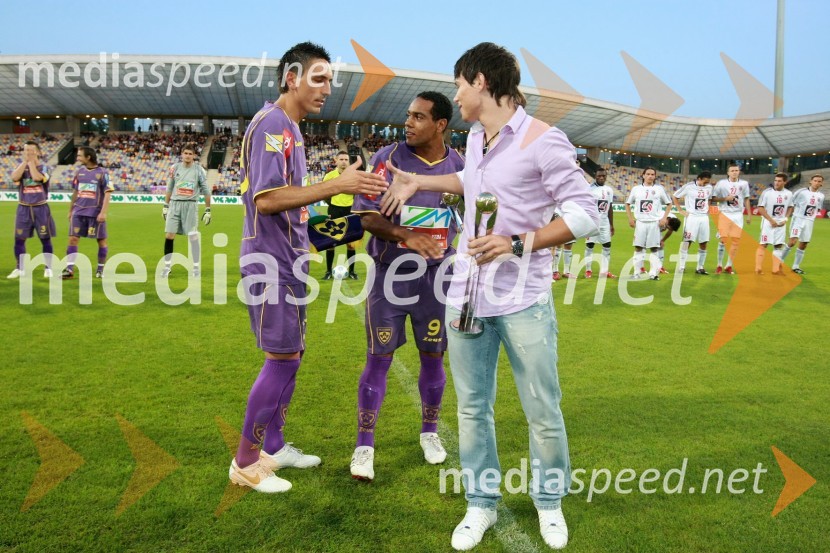 Zoran Pavlovič, nogometaš NK Maribor, Marcos Magno Morales Tavares, nogometaš NK Maribor in Etien Velikonja, nogometaš NK HIT Gorica, najboljši igralci 1. slovenske nogometne lige v sezoni 2008/2009 po izboru članov Sindikata profesionalnih igralcev nogometa Slovenije (SPINS)Nogometna tekma, Superpokal 2009, NK Maribor:NK Interblock