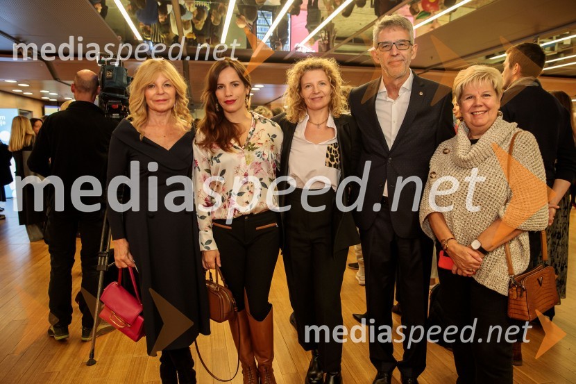  Darja Kuhar Kotnik, soustanoviteljica in podpredsednica Društva za zdravje naroda;  ... ; mag. Tadeja Kuhar, predstavnica Državne revizijske komisije za odnose z javnostmi;  Andrej  Kren, direktor PC Brdo;  Irena  Butoln, germanistkaOdprtje 35. Ljubljanskega mednarodnega filmskega festivala Liffe