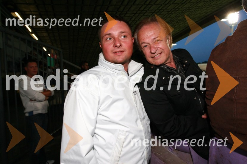 Alfi Nipič, pevec in sin Dejan Nipič, lastnik produkcije A&D musicNogometna tekma, Superpokal 2009, NK Maribor:NK Interblock