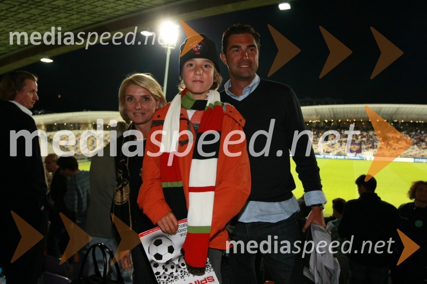 Roman Horvat, direktor in lastnik agencije Escape, mag. Simona Dimic, vodja kabineta predsednika vlade RS in sinNogometna tekma, Superpokal 2009, NK Maribor:NK Interblock