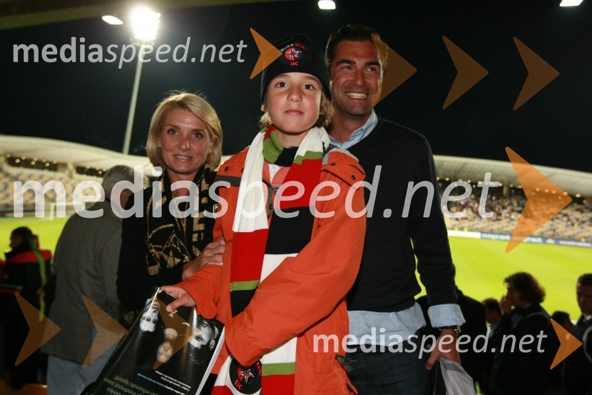 Roman Horvat, direktor in lastnik agencije Escape, mag. Simona Dimic, vodja kabineta predsednika vlade RS in sinNogometna tekma, Superpokal 2009, NK Maribor:NK Interblock