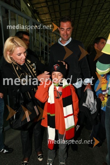 Roman Horvat, direktor in lastnik agencije Escape, mag. Simona Dimic, vodja kabineta predsednika vlade RS in sinNogometna tekma, Superpokal 2009, NK Maribor:NK Interblock