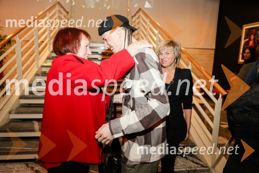  Irena Ogrin, babica Žigana Krajnčana;  Žigan Krajnčan, igralec, plesalec, koreograf;  Romana  Krajnčan, pevkaŽigan Krajnčan navdušil z orkestrom Big Band RTV Slovenija