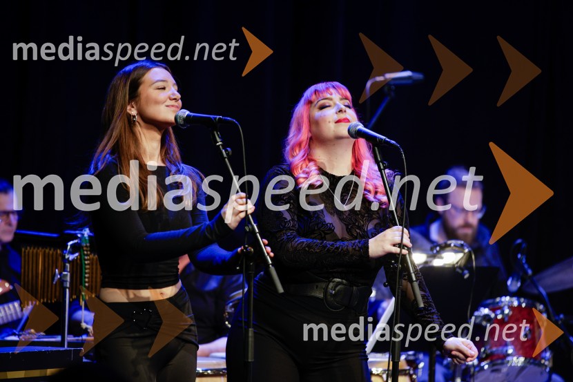  Leizel Abrahams, pevka;  Nastja Vodenik, pevkaŽigan Krajnčan navdušil z orkestrom Big Band RTV Slovenija