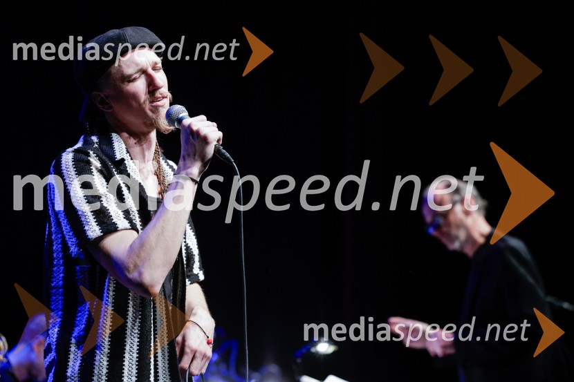  Žigan Krajnčan, igralec, plesalec, koreograf;  Lojze Krajnčan, dirigent Big Band RTV SlovenijaŽigan Krajnčan navdušil z orkestrom Big Band RTV Slovenija