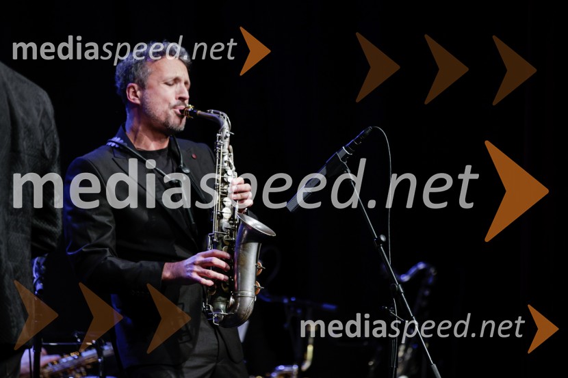  Jaka Kopač, saksofonistŽigan Krajnčan navdušil z orkestrom Big Band RTV Slovenija
