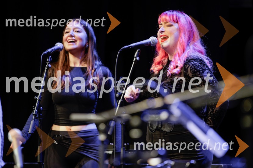  Leizel Abrahams, pevka;  Nastja Vodenik, pevkaŽigan Krajnčan navdušil z orkestrom Big Band RTV Slovenija