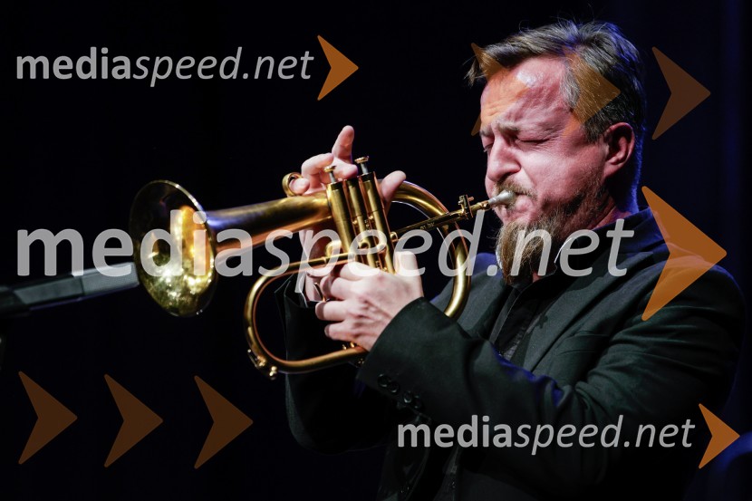  Tomaž Gajšt, trobentačŽigan Krajnčan navdušil z orkestrom Big Band RTV Slovenija