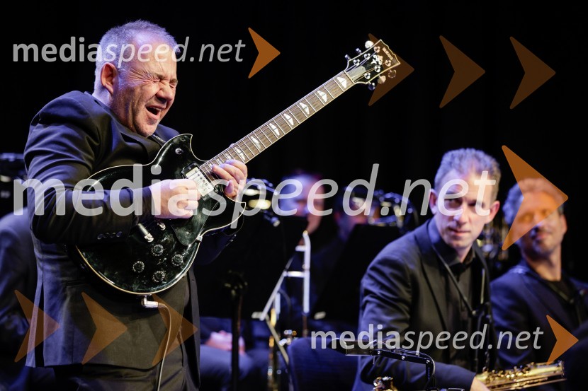  Primož Grašič, glasbenikŽigan Krajnčan navdušil z orkestrom Big Band RTV Slovenija