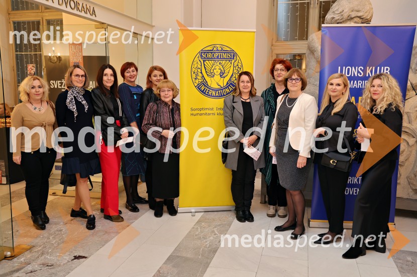 Humanitarna modna revija Roza oktober in moška moda