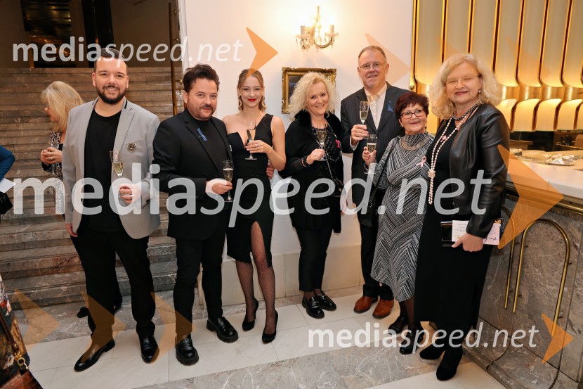 Humanitarna modna revija Roza oktober in moška moda