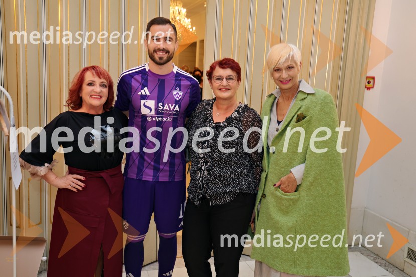 Humanitarna modna revija Roza oktober in moška moda