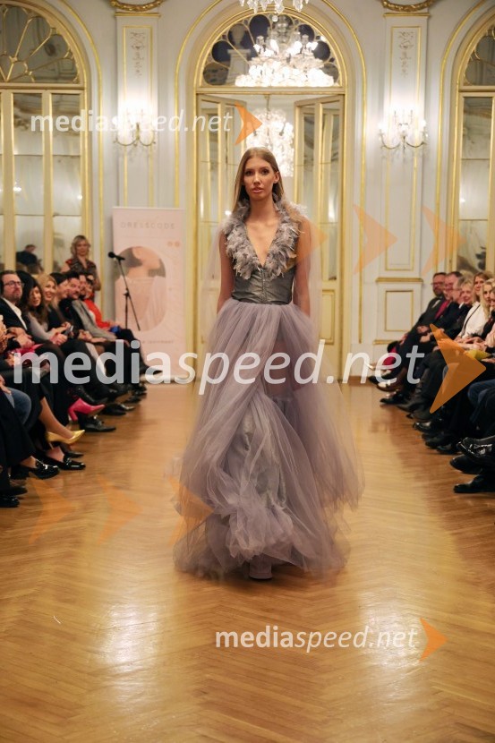 Humanitarna modna revija Roza oktober in moška moda