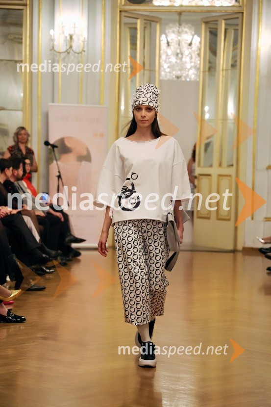 Humanitarna modna revija Roza oktober in moška moda