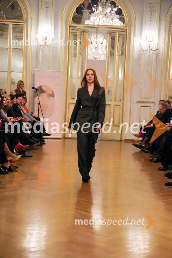 Humanitarna modna revija Roza oktober in moška moda