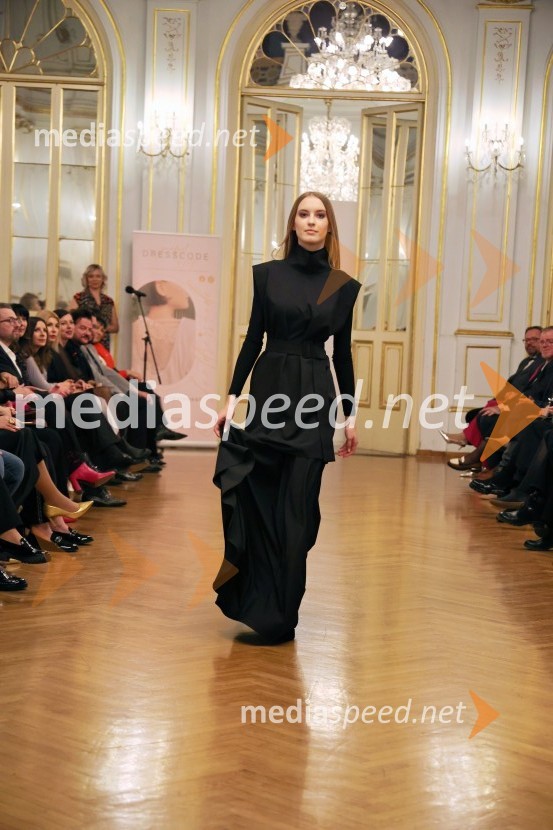 Humanitarna modna revija Roza oktober in moška moda