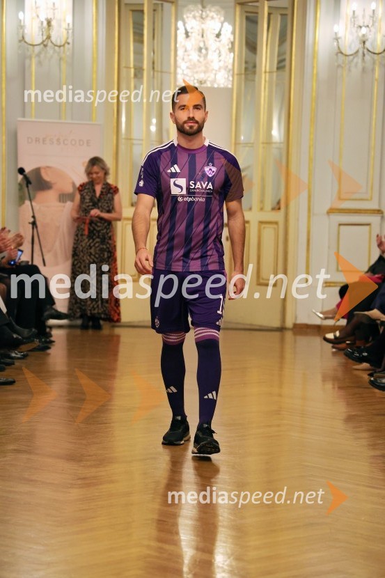 Humanitarna modna revija Roza oktober in moška moda