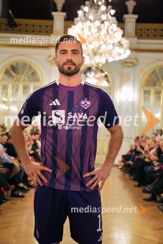 Humanitarna modna revija Roza oktober in moška moda