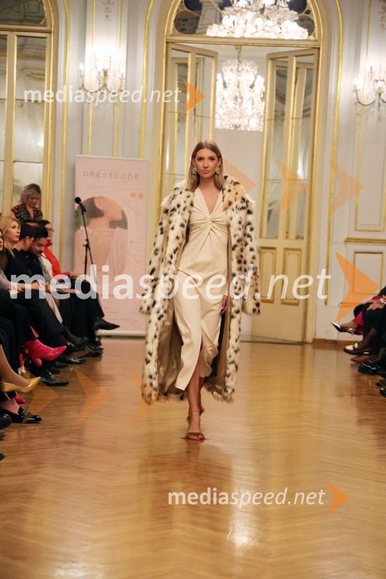 Humanitarna modna revija Roza oktober in moška moda