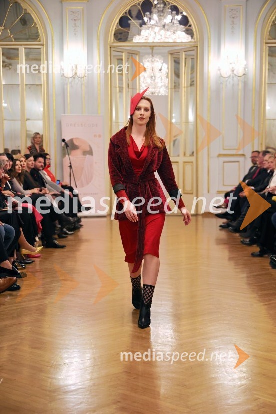 Humanitarna modna revija Roza oktober in moška moda