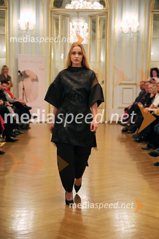 Humanitarna modna revija Roza oktober in moška moda