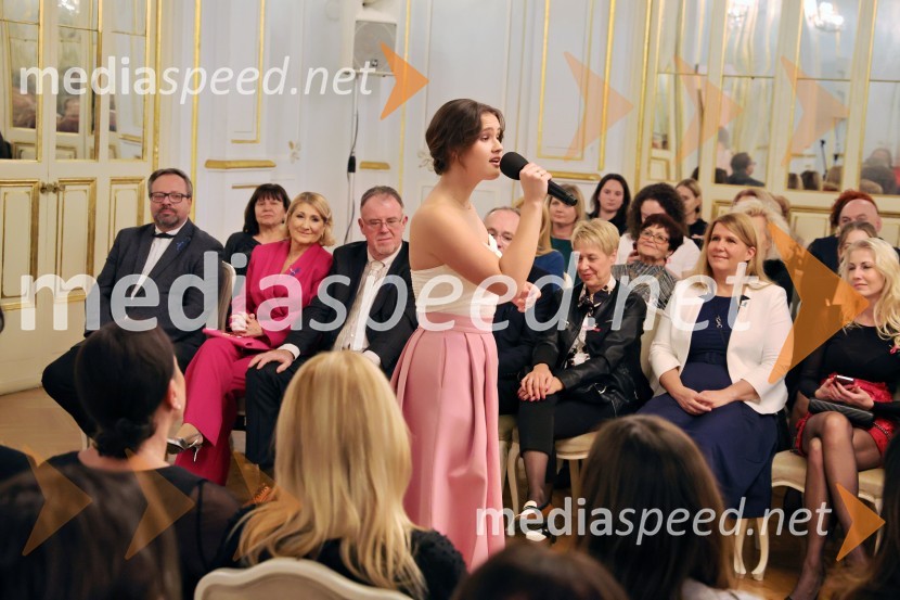 Humanitarna modna revija Roza oktober in moška moda