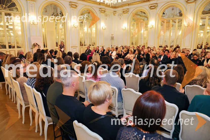 Humanitarna modna revija Roza oktober in moška moda