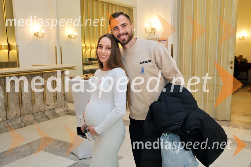 Humanitarna modna revija Roza oktober in moška moda