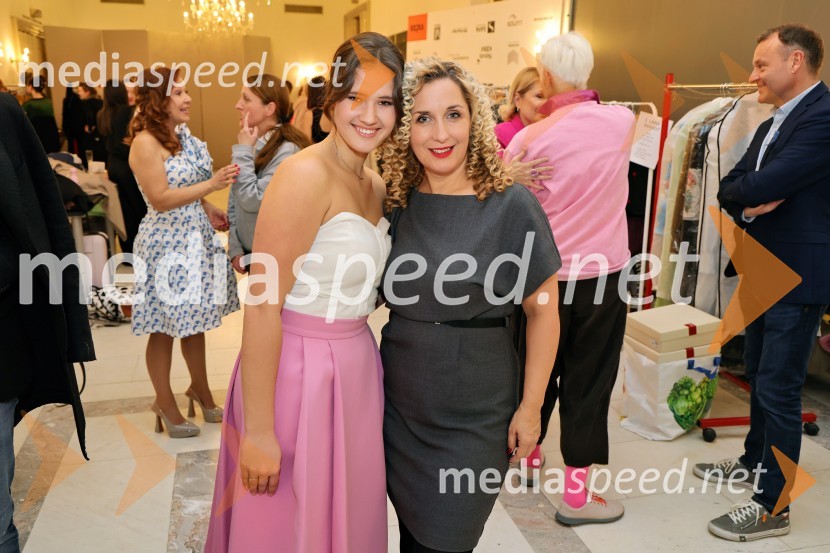 Humanitarna modna revija Roza oktober in moška moda