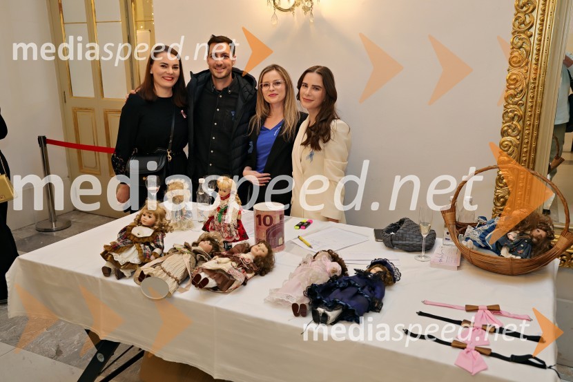 Humanitarna modna revija Roza oktober in moška moda